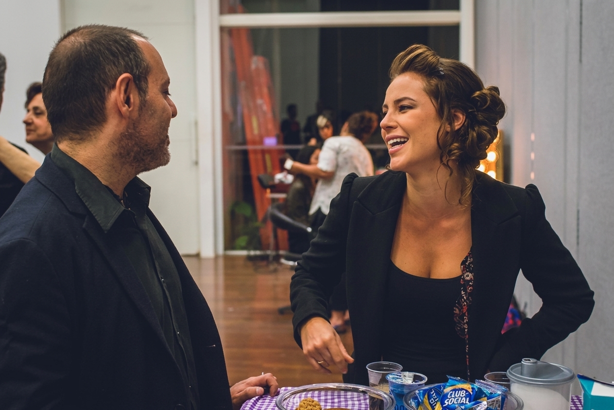 Ivan Teixeira com Paola Oliveira no set